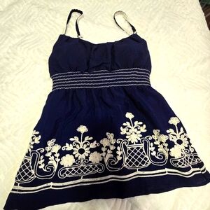 HEART SOUL Embroidered Floral Summer Top. Navy Blurle/ White. Size XS
